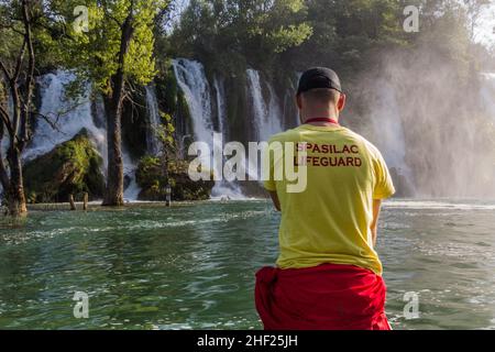 KRAVICA, BOSNIE-HERZÉGOVINE - 9 JUIN 2019 : maître-nageur aux cascades de Kravica en Bosnie-Herzégovine Banque D'Images