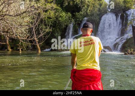 KRAVICA, BOSNIE-HERZÉGOVINE - 9 JUIN 2019 : maître-nageur aux cascades de Kravica en Bosnie-Herzégovine Banque D'Images