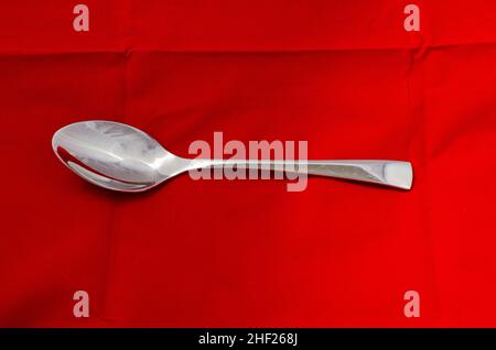 cuillère isolée sur fond rouge. Banque D'Images