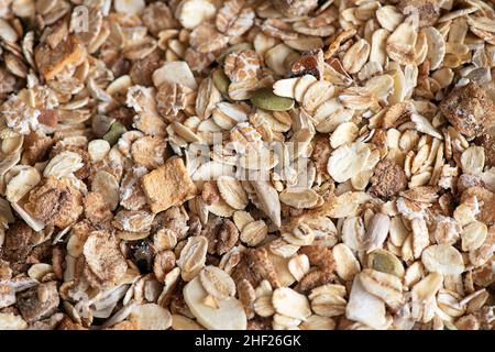 Mélange muesly de céréales, morceaux de fruits secs, noix et graines, avec flocons d'avoine et autres grains, graines de tournesol et de citrouille, raisins secs et pomme séchée Banque D'Images