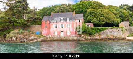 Port-Anna dans le golfe du Morbihan, maison rose typique sur la côte Banque D'Images