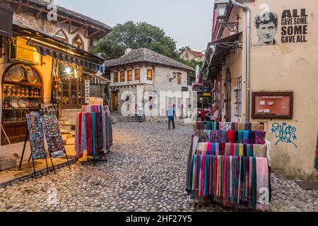 MOSTAR, BOSNIE-HERZÉGOVINE - 10 JUIN 2019 : vieille rue avec boutiques de souvenirs à Mostar.Bosnie-Herzégovine Banque D'Images