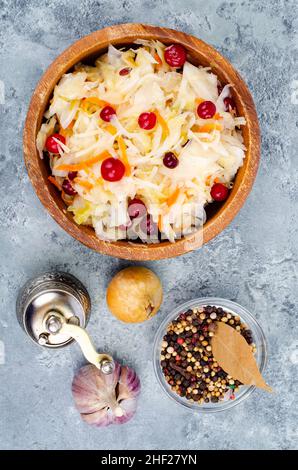 Choucroute aux canneberges rouges dans un bol en bois.Photo Banque D'Images