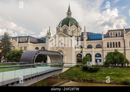 SARAJEVO, BOSNIE-HERZÉGOVINE - 11 JUIN 2019 : l'Académie des Beaux-Arts et la Festina lente passerelle piétonne au-dessus de la rivière Miljacka à Sarajevo, Bo Banque D'Images