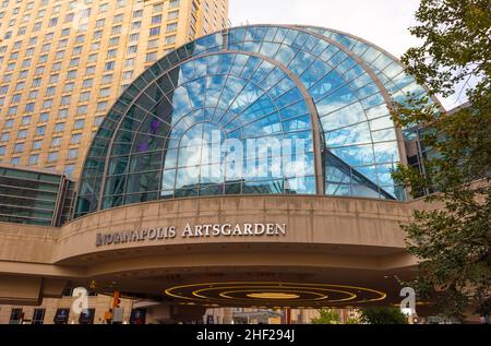 Indianapolis, Indiana, États-Unis - 19 octobre 2021 : Indianapolis Artsgarden sur Washington Street Banque D'Images