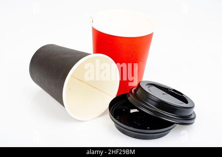 Verre en carton rouge écologique pour boissons.Studio photo. Banque D'Images