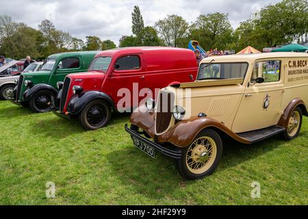 Culcheth Community Day, Cheshire, 2019, où des stands encerclées d'une collection de véhicules d'époque restaurés par les amateurs et vus par le public Banque D'Images