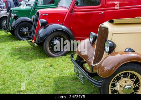 Culcheth Community Day, Cheshire, 2019, où des stands encerclées d'une collection de véhicules d'époque restaurés par les amateurs et vus par le public Banque D'Images