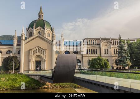 SARAJEVO, BOSNIE-HERZÉGOVINE - 12 JUIN 2019 : l'Académie des Beaux-Arts et la Festina lente passerelle piétonne au-dessus de la rivière Miljacka à Sarajevo, Bo Banque D'Images