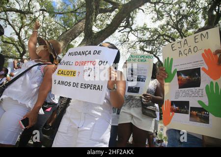 salvador, bahia, brésil - 13 janvier 2022 : manifestation d'enseignants du système scolaire municipal de la ville de Salvador. Le groupe demande le trans Banque D'Images