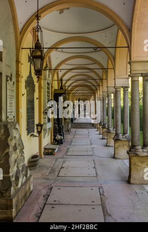 ZAGREB, CROATIE - 14 JUIN 2019 : arcade au cimetière Mirogoj à Zagreb, Croatie Banque D'Images