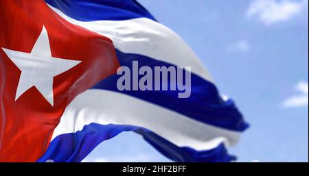 Gros plan détaillé du drapeau national de Cuba qui agite dans le vent par temps clair.Démocratie et politique.Pays d'amérique latine.Mise au point sélective. Banque D'Images