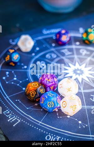 Horoscope de zodiaque avec dés de divination Banque D'Images