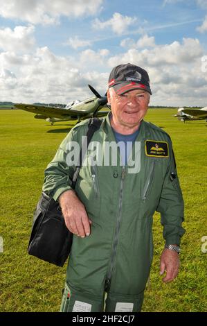 Le pilote John Beattie, ancien pilote de la Marine royale britannique qui vole des avions de la Seconde Guerre mondiale comme le Supermarine Spitfire et le Seafire aux salons aériens Banque D'Images