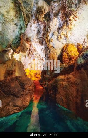 Jeita Grotto près de Beyrouth, Liban prise en octobre 2021, post-traitée par bracketing d'exposition Banque D'Images