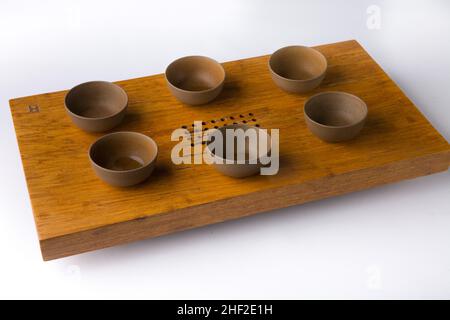 Un ensemble de six tasses traditionnelles pour boire du thé oriental sur une table en bois pour les cérémonies du thé.Espace pour la copie.Tasse en céramique asiatique traditionnelle. Banque D'Images