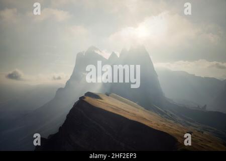 Seceda dans les Dolomites, en Italie, au lever du soleil, a été post-traité en utilisant le bracketing de l'exposition Banque D'Images