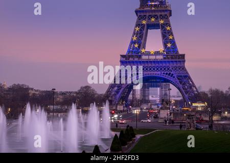 Tour Eiffel habillée d'un drapeau européen pour la présidence française Banque D'Images