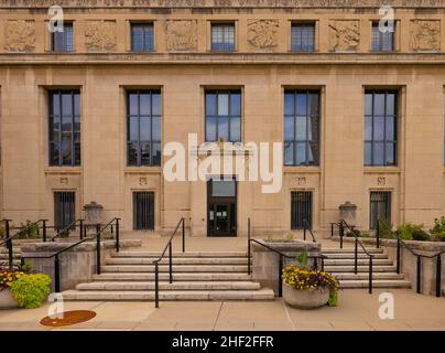 Indianapolis, Indiana, États-Unis - 19 octobre 2021 : la bibliothèque de l'État de l'Indiana et le bâtiment historique Banque D'Images