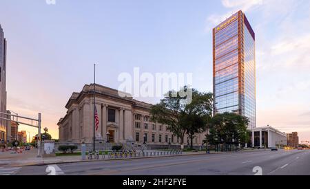 Indianapolis, Indiana, États-Unis - 19 octobre 2021 : le palais de justice et bureau de poste du comté de Marion avec la Tour des régions en arrière-plan Banque D'Images