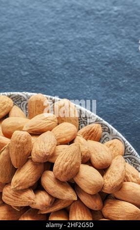 Gros plan des amandes sur une assiette, mise au point sélective. Banque D'Images