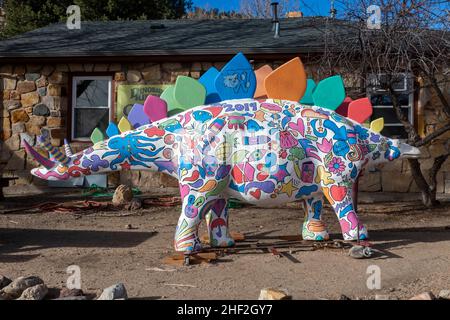 Morrison, Colorado - Un modèle décoré d'un stegosaurus à l'entrée de Dinosaur Ridge.Les visiteurs peuvent voir des centaines de empreintes de dinosaures le long du Banque D'Images