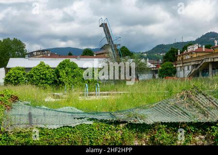 Une vieille piscine publique abandonnée, dans une ville Banque D'Images