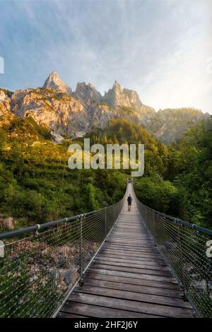 Pont suspendu de Klausbachtaler à Berchtesgarden au lever du soleil, en Bavière, en Allemagne, post-traité par bracketing d'exposition Banque D'Images