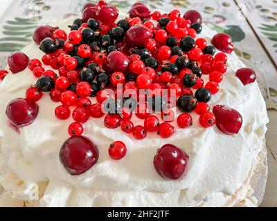 Pavlova est un dessert à base de meringue nommé d'après la ballerine russe Anna Pavlova. C'est un dessert meringue avec une croûte croustillante et doux, léger à l'intérieur Banque D'Images