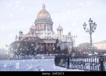 Hiver à Saint-Pétersbourg.Vue sur la cathédrale Saint-Isaac dans la neige Banque D'Images