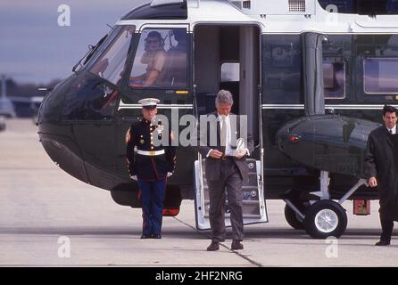 le président William Clinton quitte Marine One et se rend à pied à Air Force One à Andrews Air FO horizontal, base rce.Photo de Dennis Brack Banque D'Images