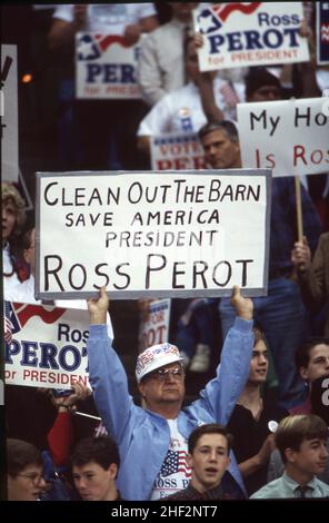 Dallas, Texas USA, 2 novembre 1992 : lors d'un rassemblement à la veille des élections pour le candidat à la présidence du troisième parti Ross Perot à la Reunion Arena, un homme porte un signe dérogeant au président sortant George H.W.Bague.©Bob Daemmrich Banque D'Images