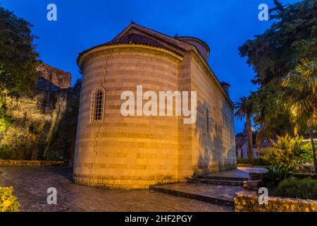 Vue en soirée sur l'église de la Sainte Trinité à Budva, Monténégro Banque D'Images