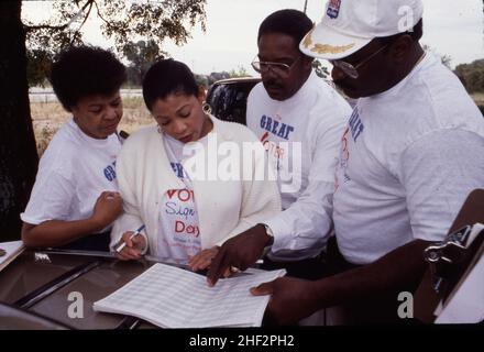 Austin, Texas USA 1992: Des volontaires noirs, dont le représentant de l'État Wilhelmina Delco, à gauche, participent à une campagne porte-à-porte d'inscription des électeurs.©Bob Daemmrich Banque D'Images