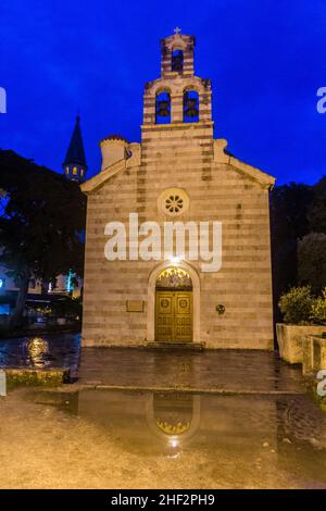 Vue en soirée sur l'église de la Sainte Trinité à Budva, Monténégro Banque D'Images