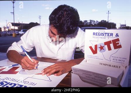 Austin, Texas États-Unis, vers 1996: Jeune hispanique remplissant une carte d'inscription d'électeur à un disque d'inscription d'électeur parrainé par la Ligue des électrices du comté de Travis, Texas.Bob Daemmrich Banque D'Images