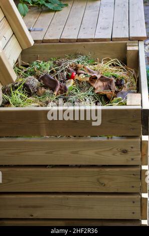 Bacs à compost en bois utilisés pour le compostage de jardin de déchets organiques de cuisine et de jardin. Banque D'Images