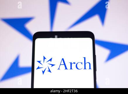 Dans cette illustration, un logo Arch Capital Group s'affiche sur l'écran d'un smartphone et en arrière-plan. Banque D'Images