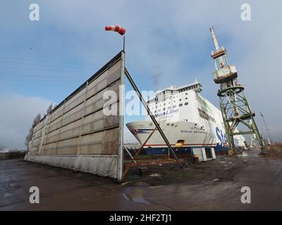 Stena Line ferry Stena Brittanica dans un quai sec dans le port d'Anvers, en Belgique, il sera prêt pour les travaux d'entretien après le pompage de l'eau Banque D'Images