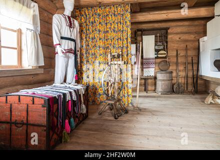 Samara, Russie - 25 septembre 2021 : complexe ethnoculturel 'People's Friendship Park'.Intérieur de la maison traditionnelle en bois Chuvash construite en bois lo Banque D'Images