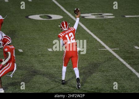 Mater Dei Monarchs Quarterback Elijah Brown (12) lors d'un match de football de l'école secondaire contre Servite, le vendredi 26 novembre 2021, à long Beach,Calif. Le Banque D'Images