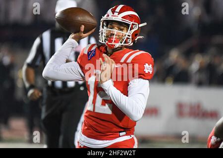 Mater Dei Monarchs Quarterback Elijah Brown (12) lors d'un match de football de l'école secondaire contre Servite, le vendredi 26 novembre 2021, à long Beach,Calif. Le Banque D'Images