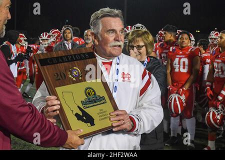 Bruce Rollinson, entraîneur-chef des mater Dei Monarchs, lors d'un match de football à l'école secondaire, le vendredi 26 novembre 2021, à long Beach,Calif. Les monarques du Mater Dei Banque D'Images