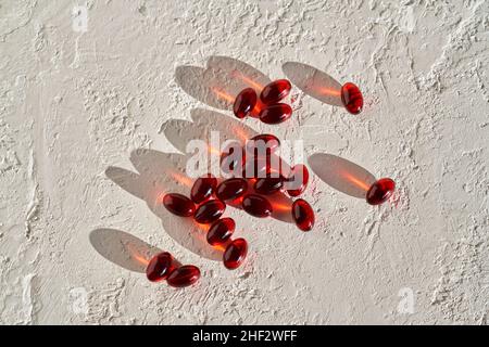 Pilules d'huile de krill sur un fond blanc - complément alimentaire sain riche en acides gras oméga 3 Banque D'Images