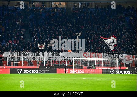 Milan, Italie.13 janvier 2022.Les fans de l'AC Milan montrent une bannière pour Andriy Shevchenko, entraîneur en chef de Genoa CFC, pendant le match de football de Coppa Italia entre l'AC Milan et Genoa CFC.Credit: Nicolò Campo/Alay Live News Banque D'Images