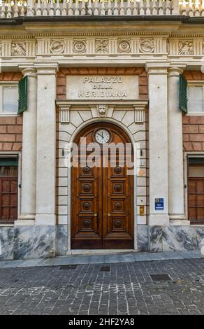 Détail de la façade et de l'entrée du Palazzo della Meridiana (16th siècle) dans la vieille ville de Gênes, site classé au patrimoine mondial de l'UNESCO, Ligurie, Italie Banque D'Images