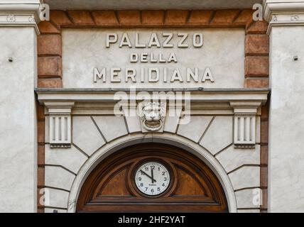 Détail de la façade et de l'entrée du Palazzo della Meridiana (16th siècle) dans la vieille ville de Gênes, site classé au patrimoine mondial de l'UNESCO, Ligurie, Italie Banque D'Images