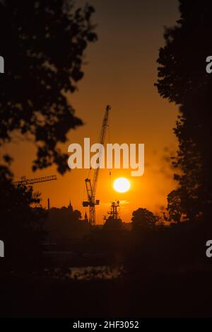 Coucher de soleil sur des grues à Stockholm Suède 20210721.Photo de haute qualité Banque D'Images