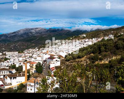 Competa est une ville blanche située dans les montagnes au-dessus de Málaga, en Andalousie, dans le sud de l'Espagne.C'est un point de vue Mirador et une aire de jeux au-dessus de la ville Banque D'Images