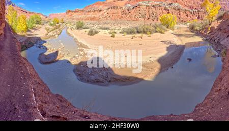 La rivière Paria traverse le ranch Lonely Dell Ranch près du monument national Vermilion Cliffs dans la zone de loisirs de Glen Canyon en Arizona.Ce riv Banque D'Images